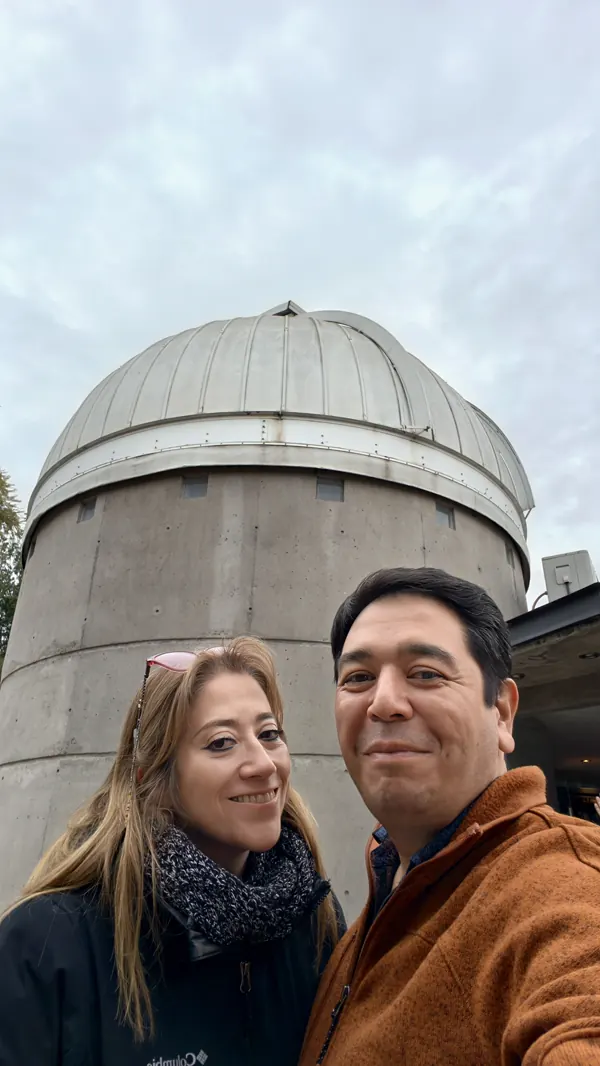 Patty y Jorge frente a la cúpula de un observatorio
